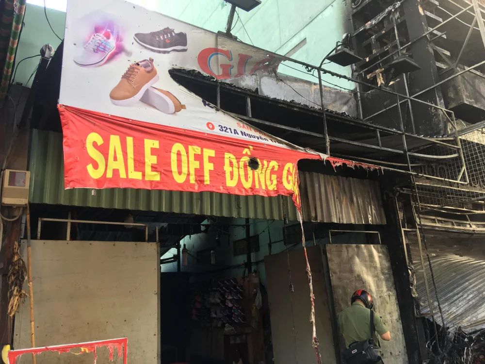 Giải cứu người phụ nữ mang thai mắc kẹt trong căn nhà bốc cháy dữ dội ảnh 8