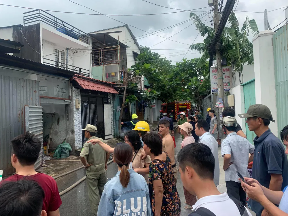 Cháy lớn ở quận Thủ Đức, khói đen bốc cao hàng chục mét ảnh 5