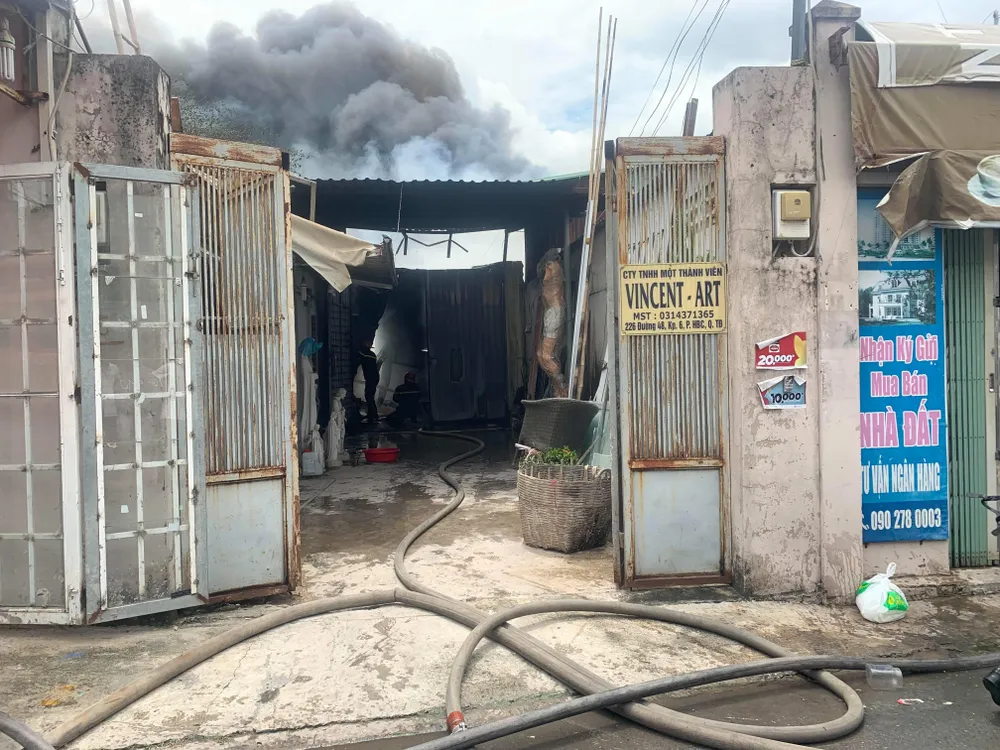 Cháy lớn ở quận Thủ Đức, khói đen bốc cao hàng chục mét ảnh 2