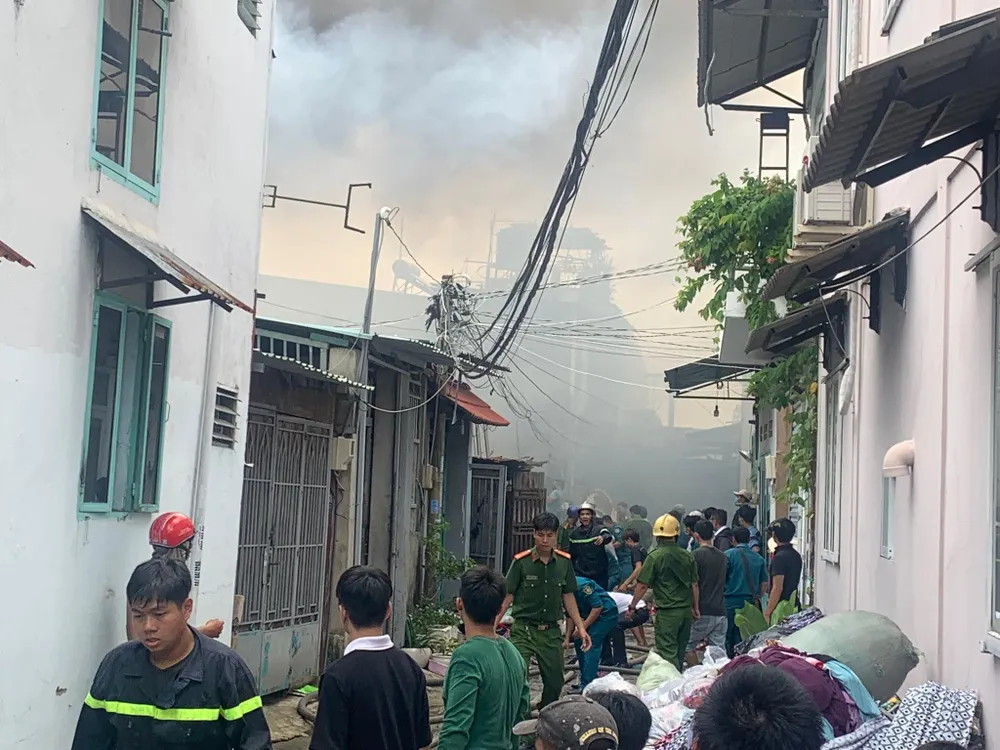 Cháy lớn ở quận Thủ Đức, khói đen bốc cao hàng chục mét ảnh 13