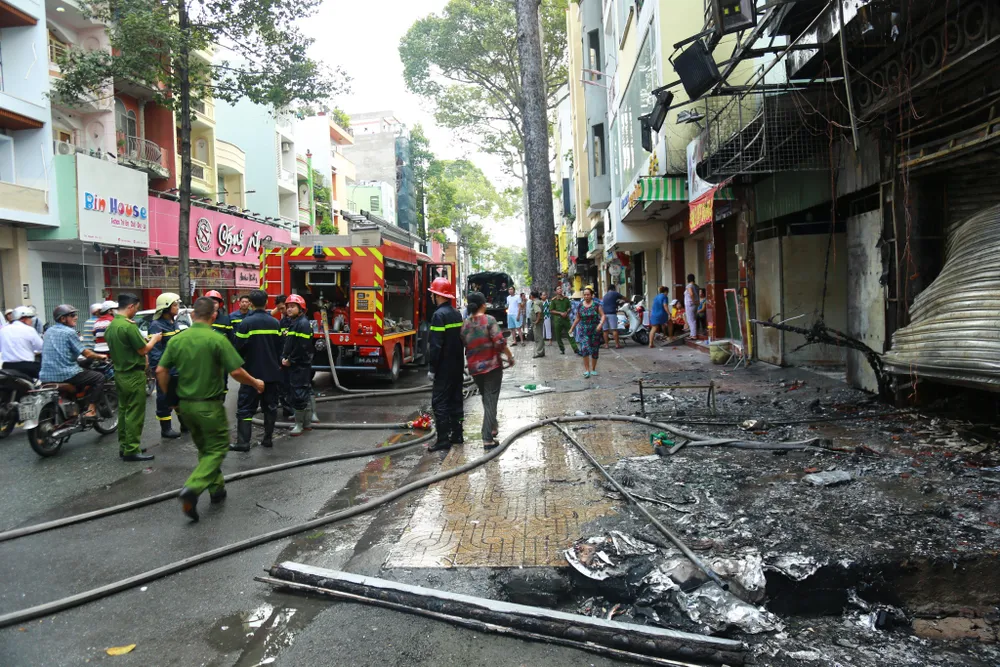 Giải cứu người phụ nữ mang thai mắc kẹt trong căn nhà bốc cháy dữ dội ảnh 6