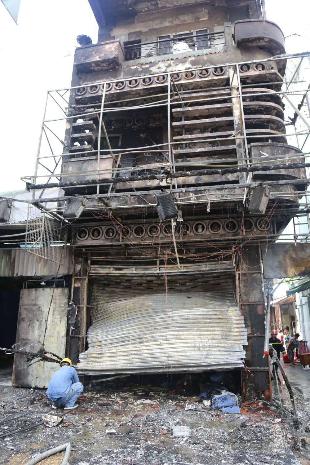 Giải cứu người phụ nữ mang thai mắc kẹt trong căn nhà bốc cháy dữ dội ảnh 5