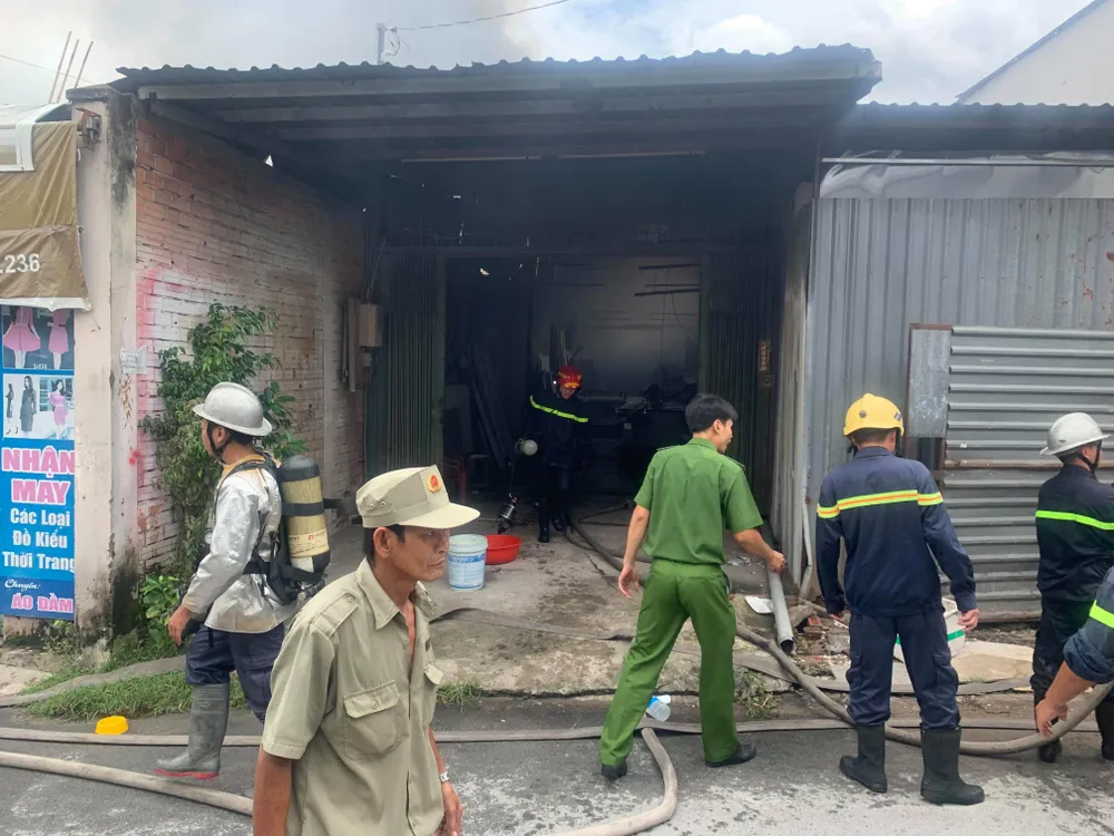 Cháy lớn ở quận Thủ Đức, khói đen bốc cao hàng chục mét ảnh 1