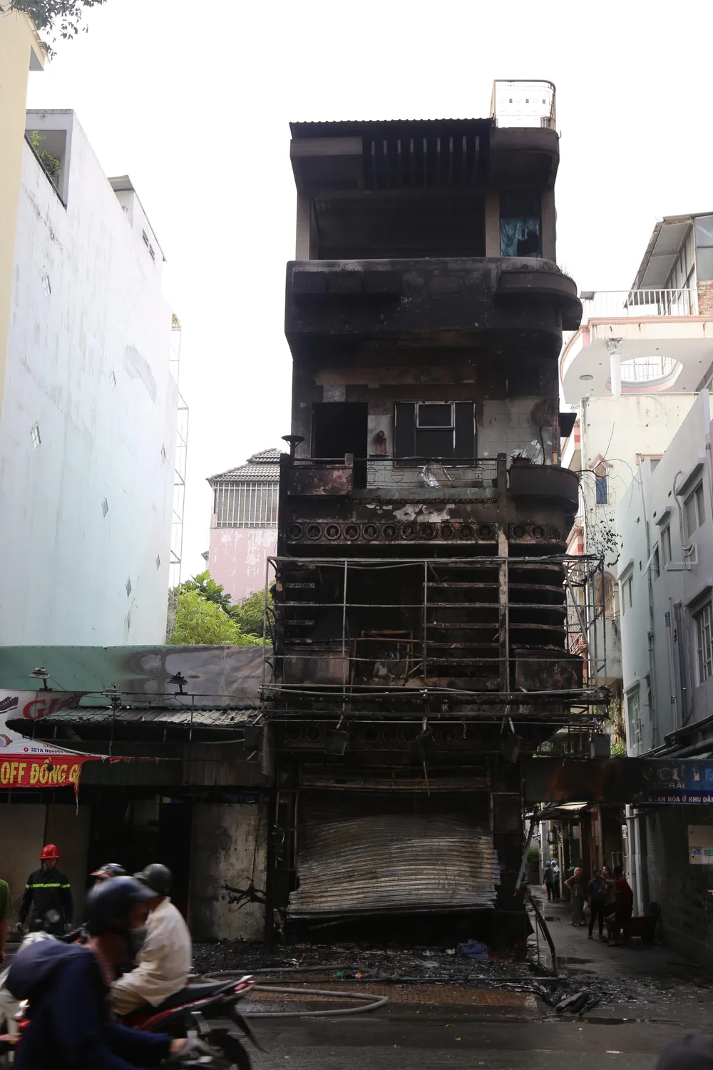 Giải cứu người phụ nữ mang thai mắc kẹt trong căn nhà bốc cháy dữ dội ảnh 4