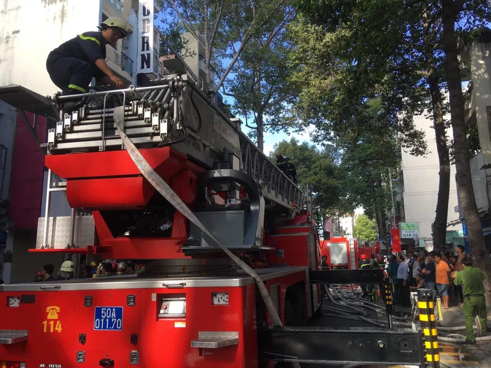 Giải cứu người phụ nữ mang thai mắc kẹt trong căn nhà bốc cháy dữ dội ảnh 3