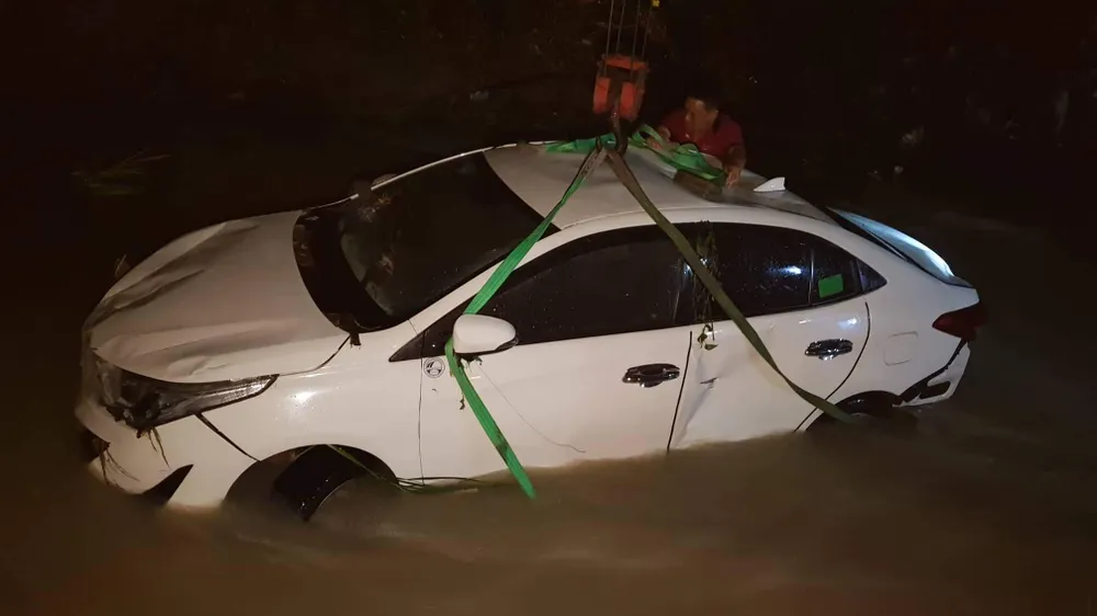 4 người kẹt trong ô tô bị nước cuốn trôi xuống suối Săn Máu ảnh 1