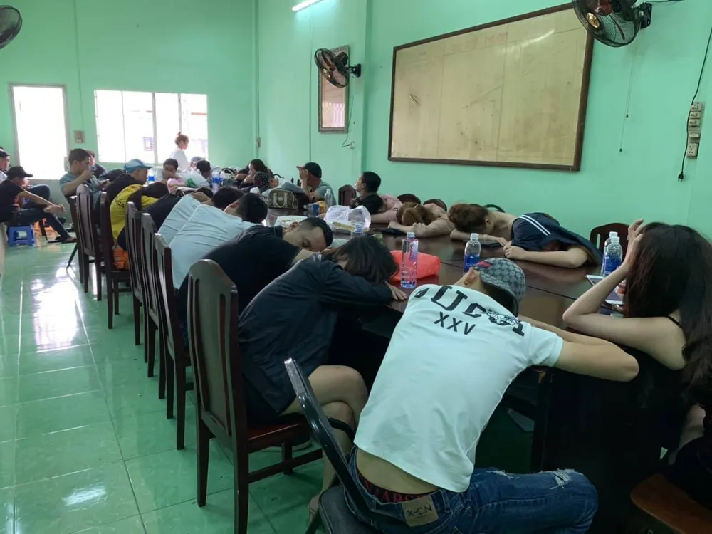 Đột kích quán bar 386, phát hiện 35 “dân chơi” dương tính chất ma túy ảnh 3