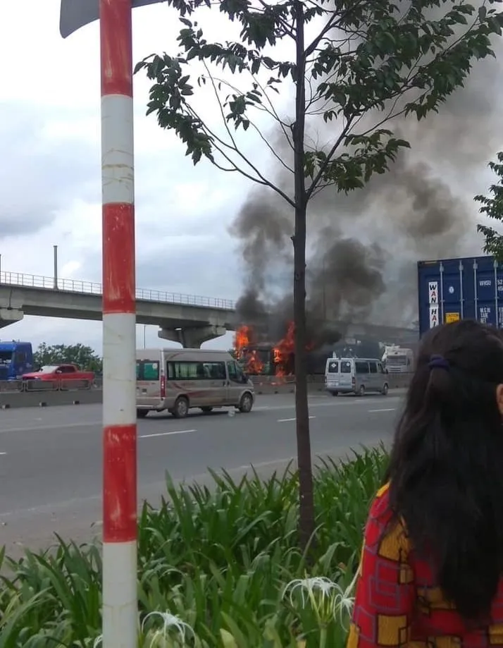  Tài xế hốt hoảng thoát khỏi xe ben bốc cháy trên Xa lộ Hà Nội ảnh 1