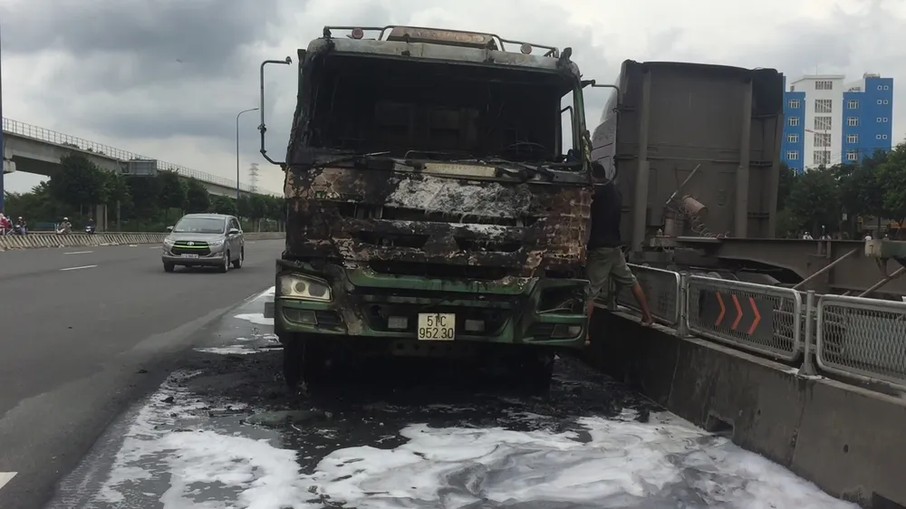 Chiếc xe ben bị cháy ở hiện trường.