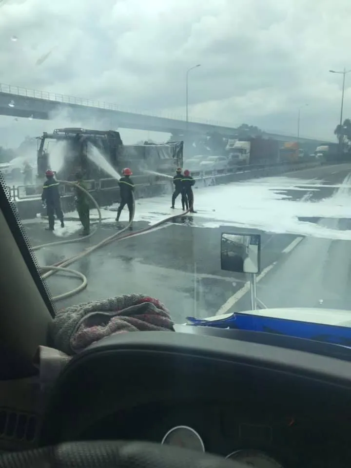  Tài xế hốt hoảng thoát khỏi xe ben bốc cháy trên Xa lộ Hà Nội ảnh 2