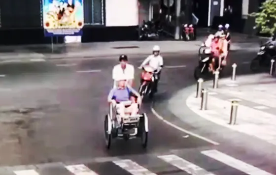  Tài xế xích lô trấn lột tiền của du khách nước ngoài ảnh 2