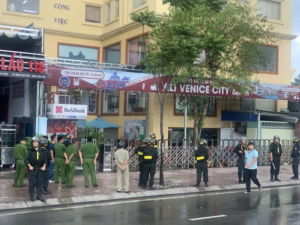 Công an xuyên đêm khám xét trụ sở Công ty Alibaba ảnh 8