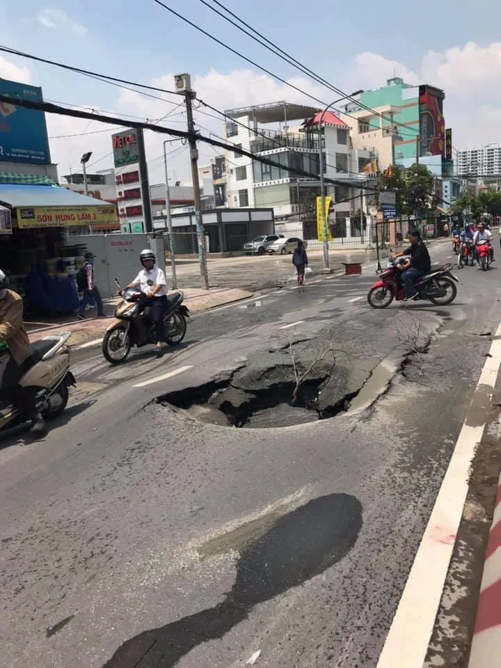  Hố “tử thần” xuất hiện trước cổng trường tiểu học ở TPHCM ảnh 2