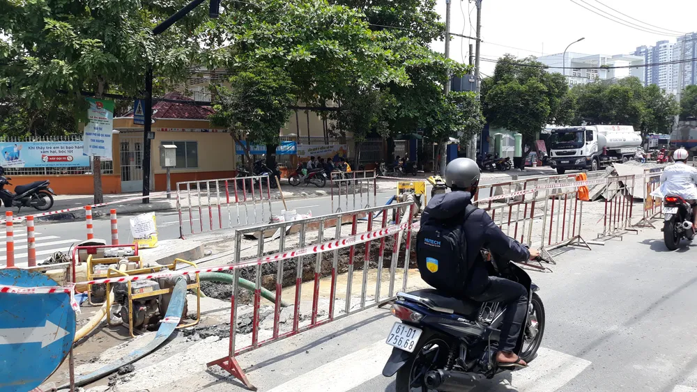  Hố “tử thần” xuất hiện trước cổng trường tiểu học ở TPHCM ảnh 1