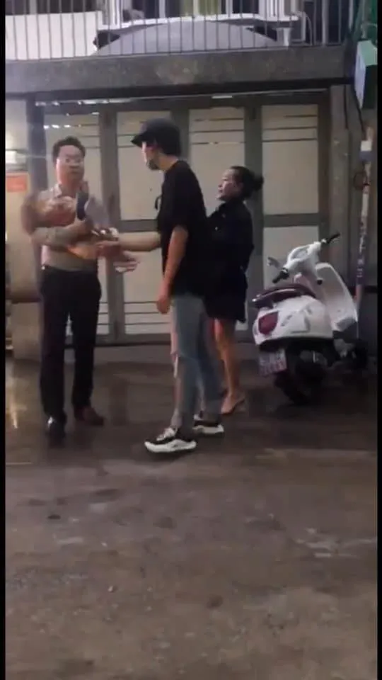 Vụ thẩm phán và giảng viên bị tố "bắt" 3 cháu nhỏ: Trục xuất những người chiếm giữ ngôi nhà ảnh 1