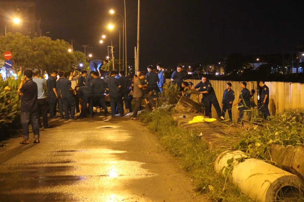 Phó Chủ tịch UBND TPHCM thăm hỏi, động viên người dân sau sự cố vỡ bờ bao ở quận 8 ảnh 19