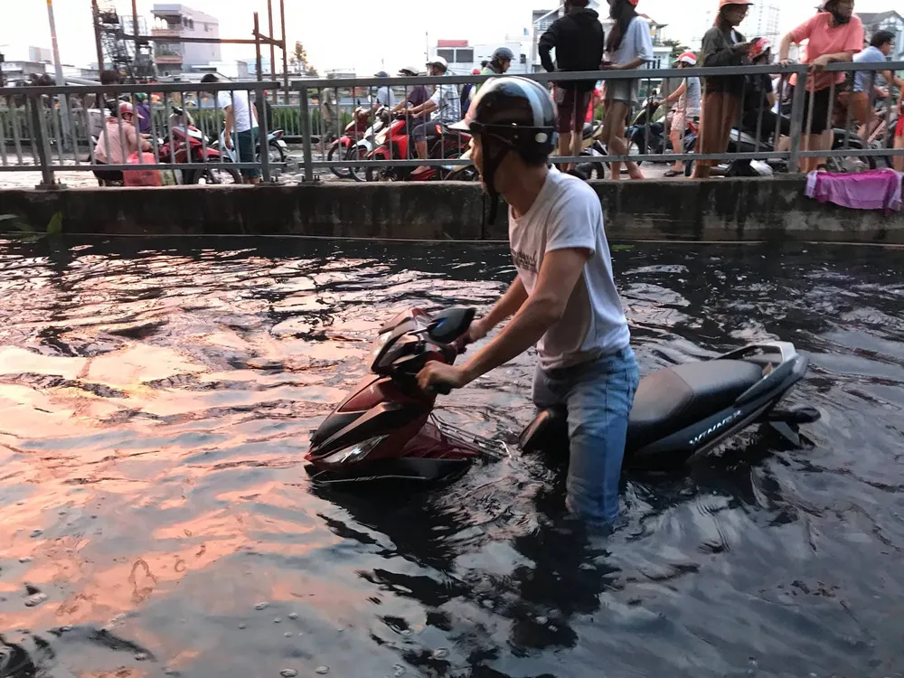 Phó Chủ tịch UBND TPHCM thăm hỏi, động viên người dân sau sự cố vỡ bờ bao ở quận 8 ảnh 15