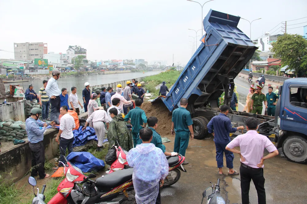 Phó Chủ tịch UBND TPHCM thăm hỏi, động viên người dân sau sự cố vỡ bờ bao ở quận 8 ảnh 8