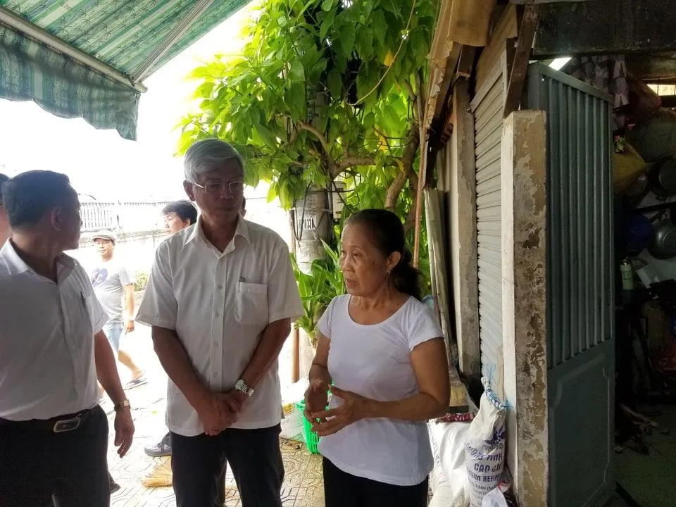 Phó Chủ tịch UBND TPHCM thăm hỏi, động viên người dân sau sự cố vỡ bờ bao ở quận 8 ảnh 5