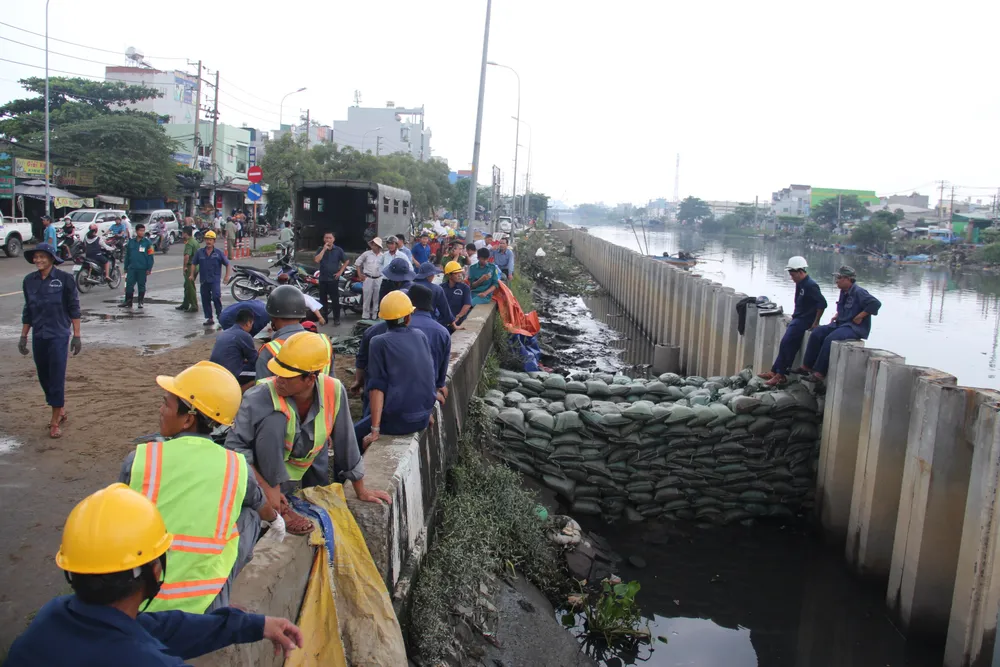 Phó Chủ tịch UBND TPHCM thăm hỏi, động viên người dân sau sự cố vỡ bờ bao ở quận 8 ảnh 10