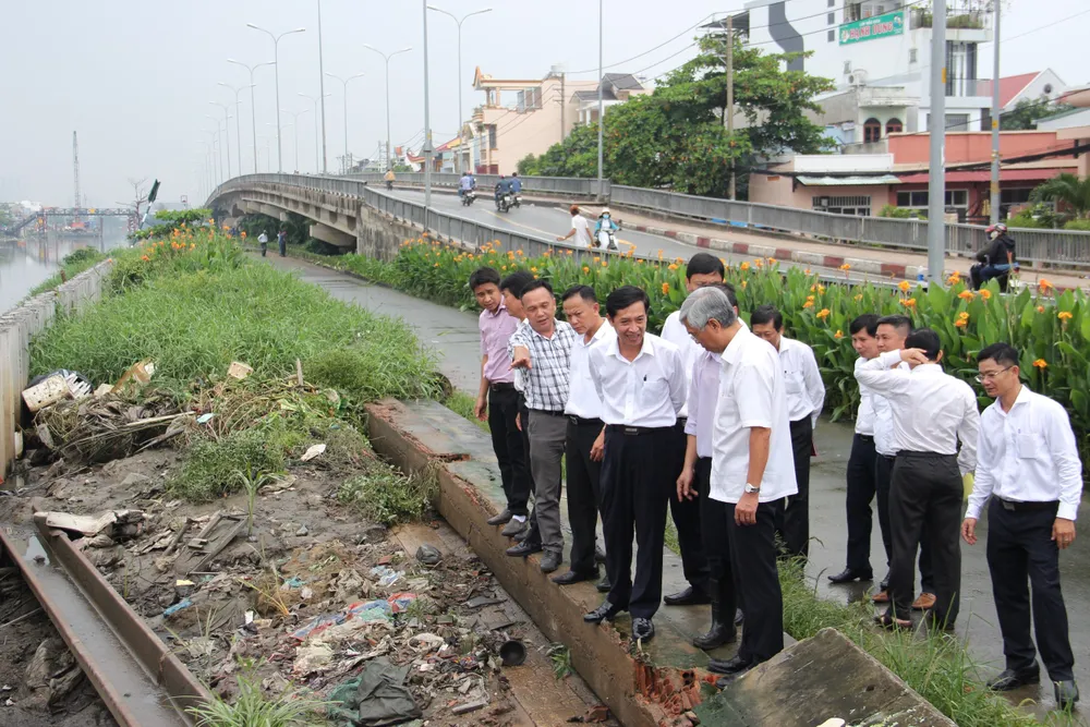 Phó Chủ tịch UBND TPHCM thăm hỏi, động viên người dân sau sự cố vỡ bờ bao ở quận 8 ảnh 1