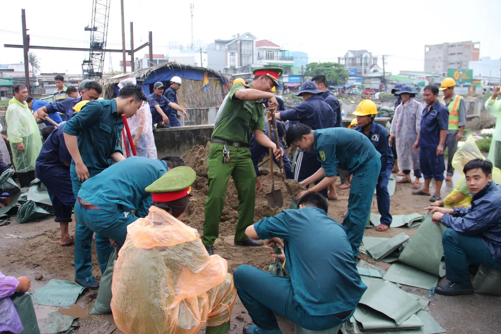 Phó Chủ tịch UBND TPHCM thăm hỏi, động viên người dân sau sự cố vỡ bờ bao ở quận 8 ảnh 9