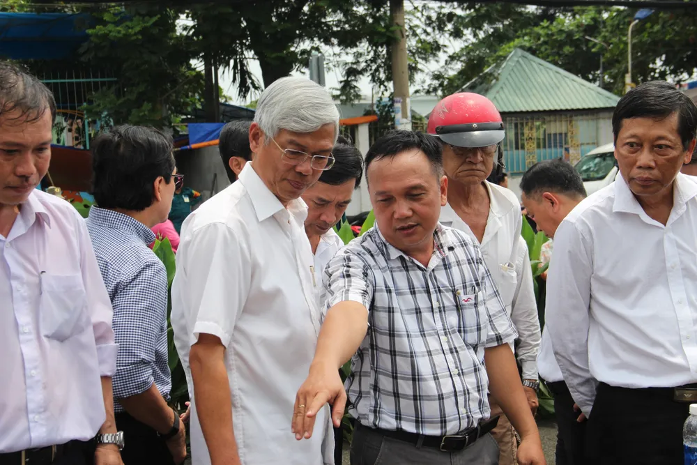 Phó Chủ tịch UBND TPHCM thăm hỏi, động viên người dân sau sự cố vỡ bờ bao ở quận 8 ảnh 3