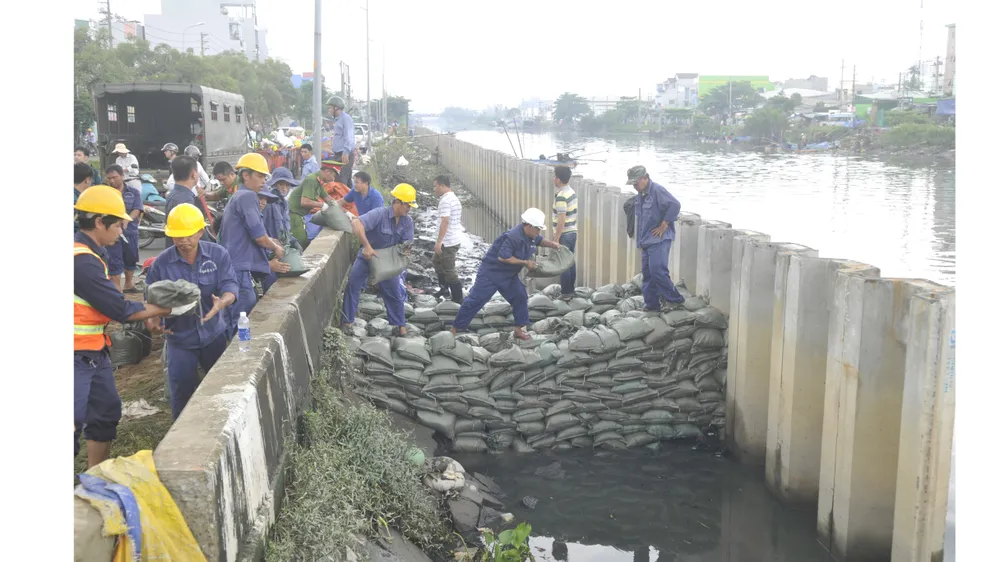 Phó Chủ tịch UBND TPHCM thăm hỏi, động viên người dân sau sự cố vỡ bờ bao ở quận 8 ảnh 6