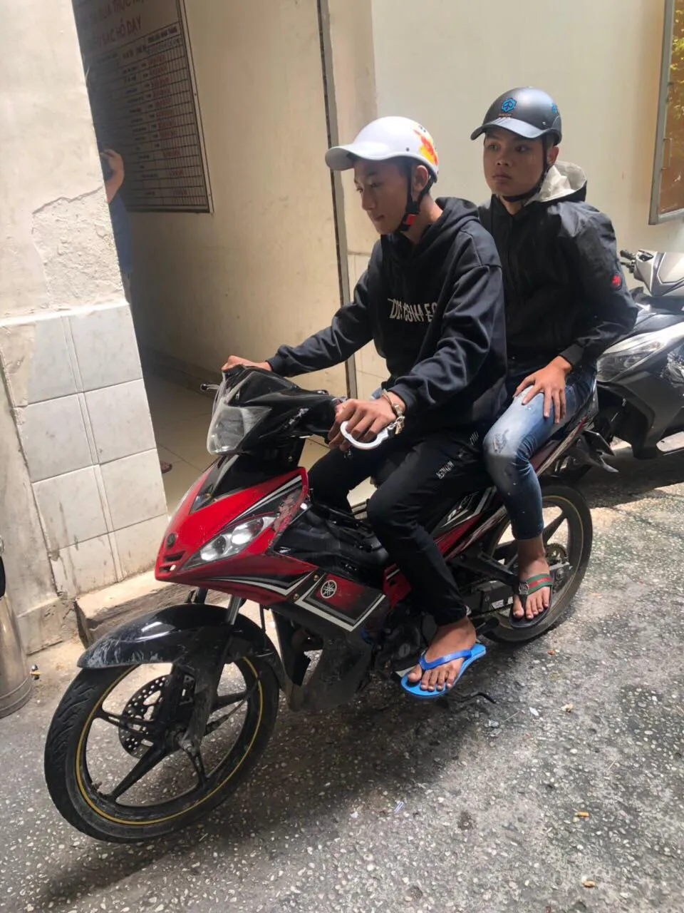  Bắt băng cướp kéo lê cô gái trẻ trên đường phố ảnh 2