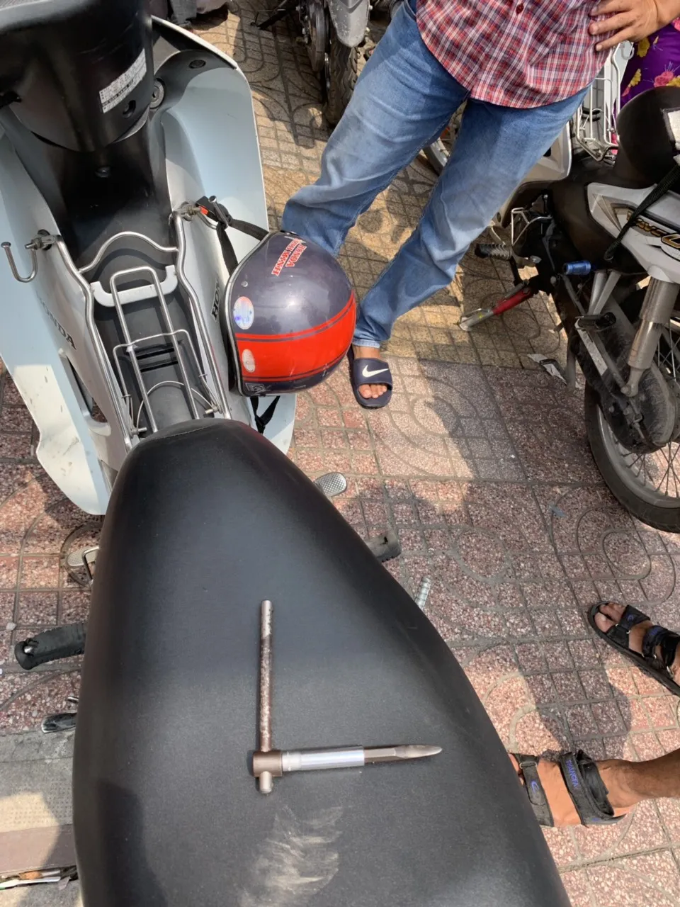 Đối tượng mang 5 tiền án vẫn tiếp tục trộm cắp trước cửa hàng tiện lợi ảnh 1