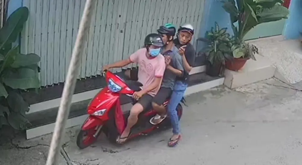 Bắt nhóm cướp giật túi xách bên trong có giấy báo tử ảnh 1