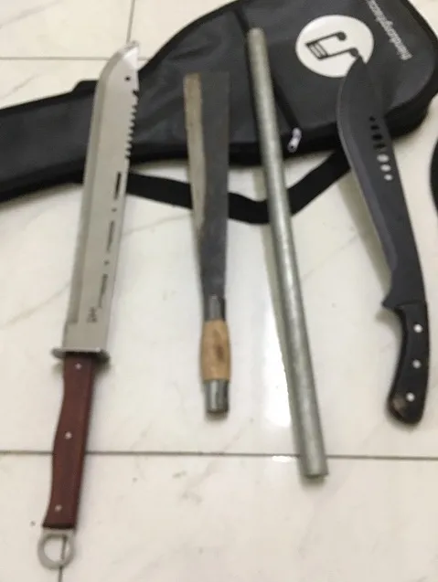 Hai thiếu niên đi “dạo” mang theo túi đựng vợt cầu lông chứa mã tấu trên phố ảnh 1