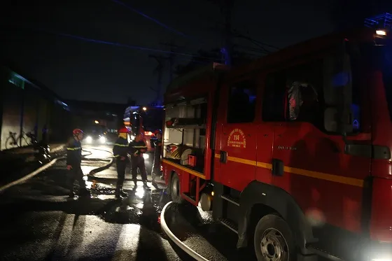 Hàng trăm chiến sĩ chống chọi đám cháy ở khu pha chế dung môi của Công ty Dragon Up ảnh 1