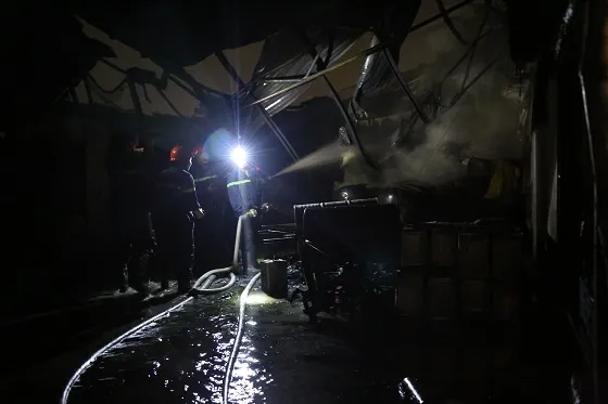 Hàng trăm chiến sĩ chống chọi đám cháy ở khu pha chế dung môi của Công ty Dragon Up ảnh 3