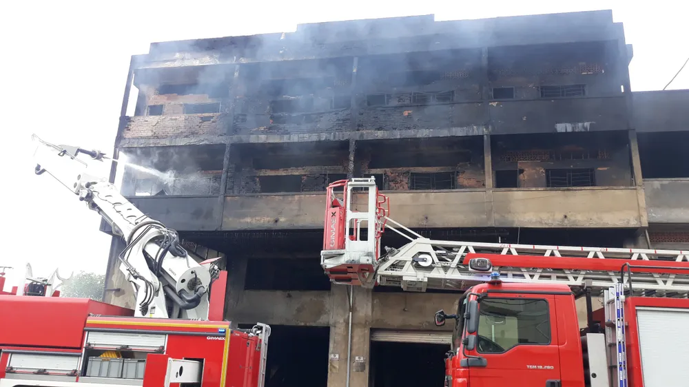  Hơn 100 cán bộ chiến sĩ chữa cháy nhà xưởng chứa nệm mút ảnh 4