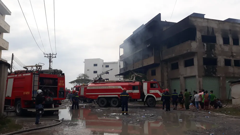  Hơn 100 cán bộ chiến sĩ chữa cháy nhà xưởng chứa nệm mút ảnh 2