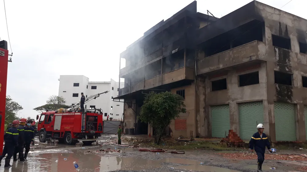  Hơn 100 cán bộ chiến sĩ chữa cháy nhà xưởng chứa nệm mút ảnh 3