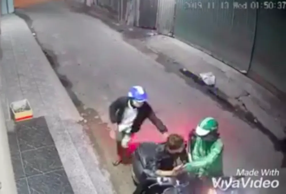 Hai thanh niên dùng dao, bình xịt hơi cay tấn công người dân để cướp tài sản táo tợn ảnh 1