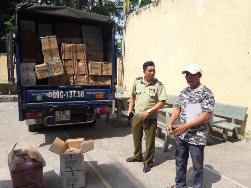 Phát hiện gần 1 tấn bánh bông lan nhập lậu trong xe tải ở TPHCM ảnh 2