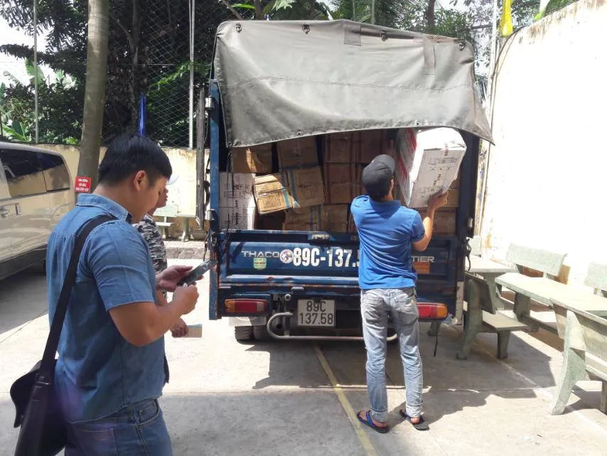 Phát hiện gần 1 tấn bánh bông lan nhập lậu trong xe tải ở TPHCM ảnh 1