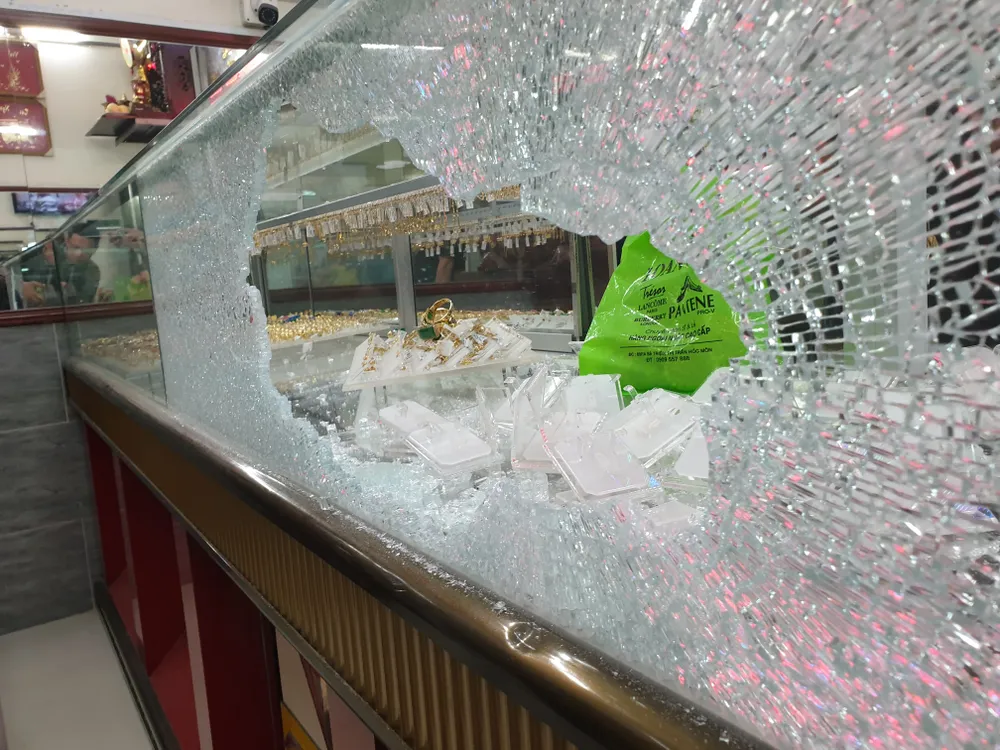 Hiện trường vụ cướp tiệm vàng. Ảnh: C.T