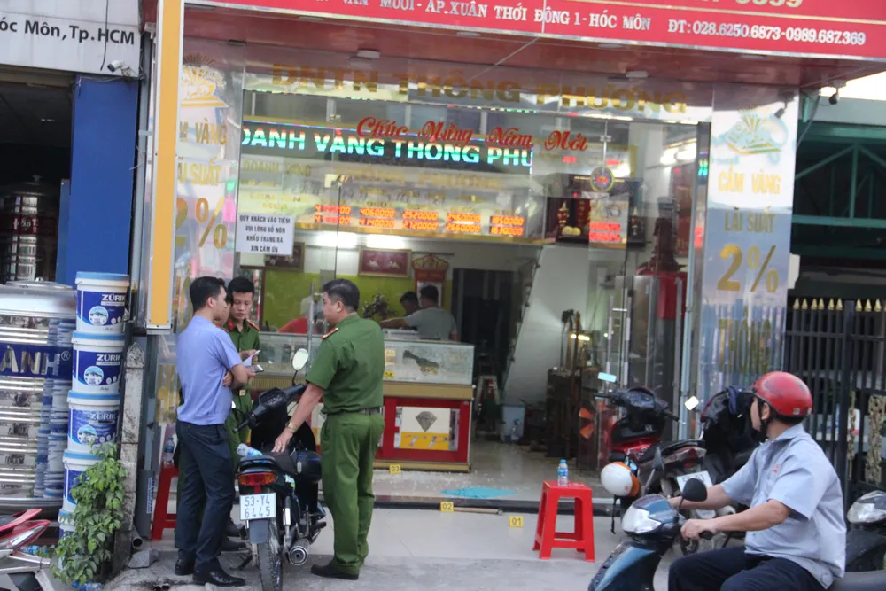 Công an TPHCM thông tin bắt 3 nghi can cướp tiệm vàng ở huyện Hóc Môn ảnh 2