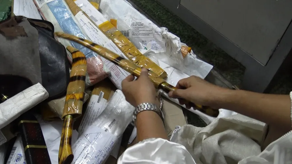 Phát hiện hơn 1.000 hung khí được chuyển qua đường bưu điện ảnh 2