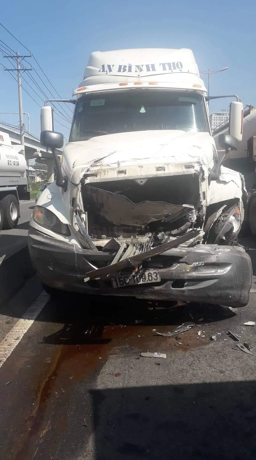 Tai nạn liên hoàn  trên Xa lộ Hà Nội, ít nhất 2 người thương vong ảnh 1