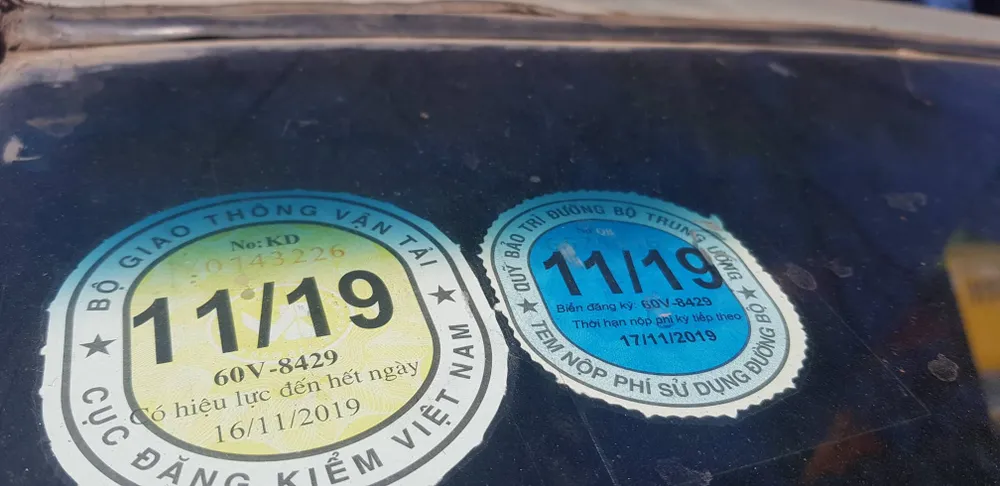  Xe đưa rước học sinh bị bung cửa khiến 2 em rơi ra ngoài đã hết hạn đăng kiểm ảnh 1
