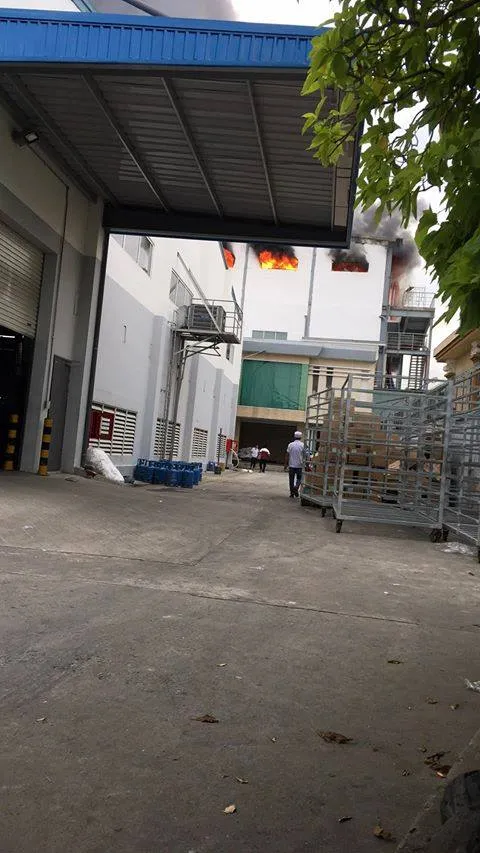  Cháy lớn ở công ty sản xuất bánh kẹo trong Khu công nghiệp Sóng Thần ảnh 3