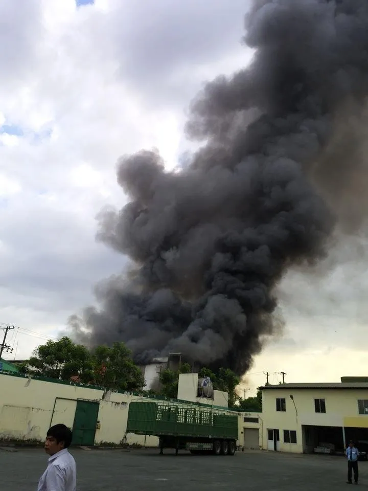  Cháy lớn ở công ty sản xuất bánh kẹo trong Khu công nghiệp Sóng Thần ảnh 4