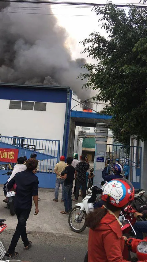  Cháy lớn ở công ty sản xuất bánh kẹo trong Khu công nghiệp Sóng Thần ảnh 2