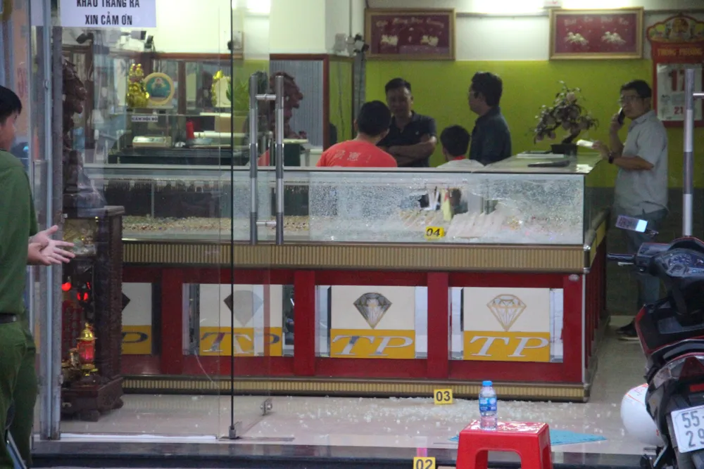  Khởi tố 3 đối tượng dùng súng cướp tiệm vàng ở huyện Hóc Môn ảnh 3