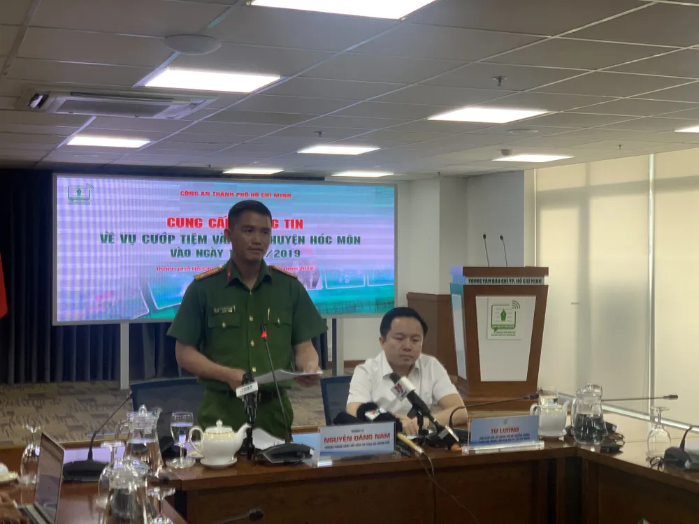  Khởi tố 3 đối tượng dùng súng cướp tiệm vàng ở huyện Hóc Môn ảnh 7